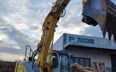 ESCAVATORE NEW HOLLAND KOBELCO 235
